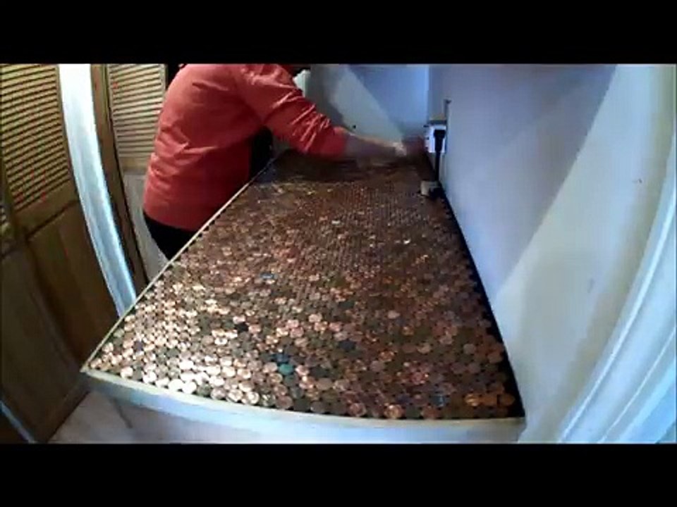 Il prend des pièces de 1 centime pour rendre sa cuisine très spéciale. Le résultat est impressionnant