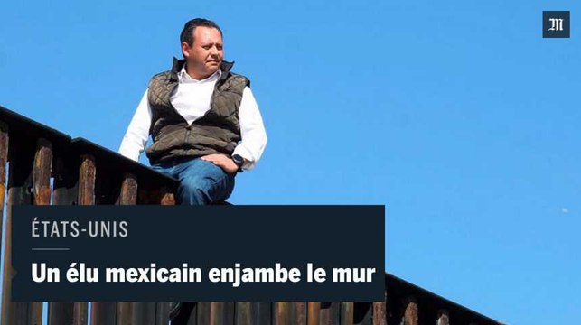 Un député mexicain enjambe le mur entre les États-Unis et le Mexique