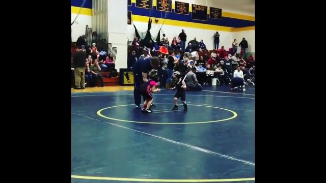 Ce petit ne veut pas se battre contre une fille alors il prend la fuite