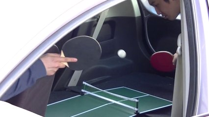 Jouer au Ping Pong dans le coffre de sa voiture...