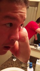 Cet handicapé met ses lentilles sans mains