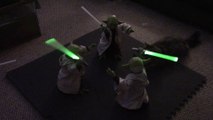 Bataille au sabre laser entre 3 jouets YODA !