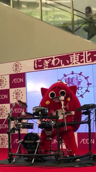La mascotte joue du métal sur une musique d'enfants à la batterie