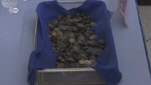 Quase mil moedas são retiradas de estômago de tartaruga marinha