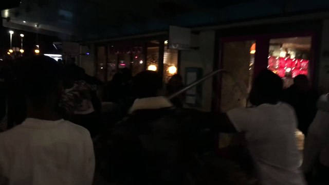 Une bagarre générale éclate à la sortie d'un bar