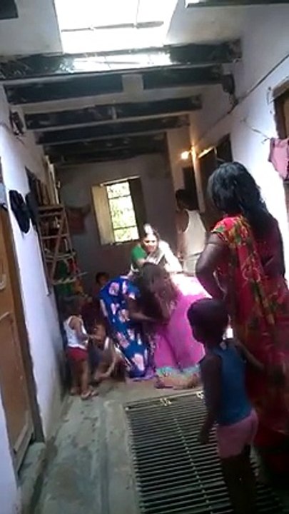 বাজারের মেয়েদের চুল ছেড়া মারা  মারী কখনো না দেখলে মিস করছেন দেখেনিন কাপড় খুলে কি ভাবে মারামারী করে