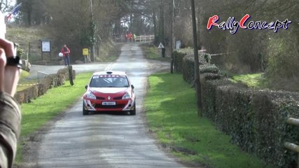 Voiture de rallye bloquée à un passage à niveau