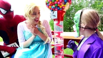 下载视频: Frozen Elsa Turns Into Maleficent! w/ Spiderman, Joker, Little Joker Kid, Pink Spidergirl