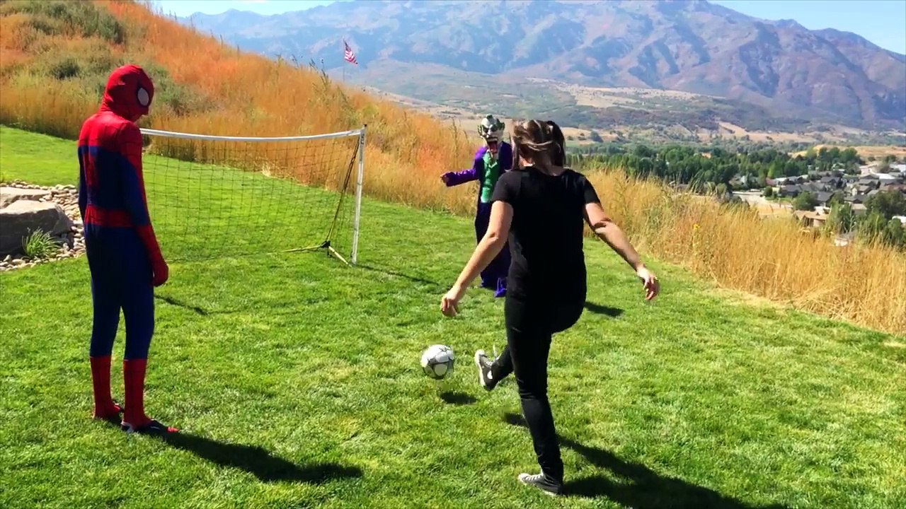 Frozen Elsa SNAKE ATTACK! w/ Spiderman Joker Pink Spidergirl Maleficent Catwoman! Superher