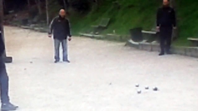 Je suis désolé je suis obligé de mettre une ancienne vidéo encore à cause du grand mec au chapeau qui ne veut pas être filmer mais jean-louis a été vainqueur aujourd'hui dsl jean