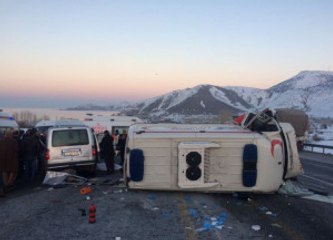 Ambulansla Hafif Ticari Araç Çarpıştı: 4 Ölü, 1 Yaralı