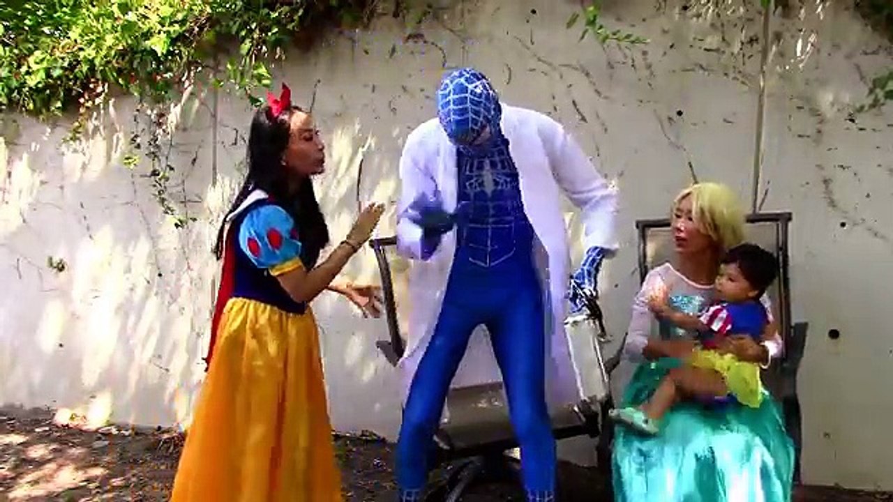 Snow White House fire! Frozen Elsa save day w/ spiderman, frozen anna, maleficent, elsa ba