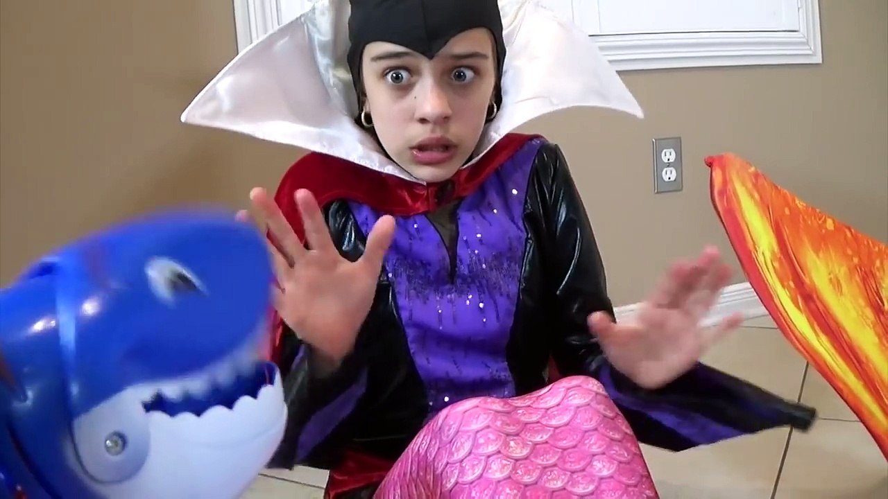 Spiderman Mermaid vs Shark Attack! w/ Pink Spidergirl, Frozen Elsa, Disney Princess, Batma