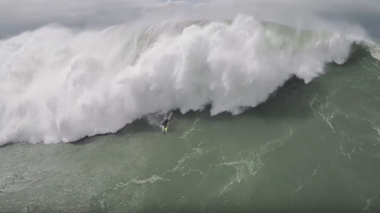 Chute d'un surfeur et un sauvetage en jet-ski qui tourne mal
