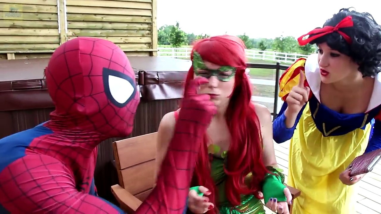 Frozen Elsa Works at McDonalds! w/ Spiderman Poison Ivy Pink Spidergirl Maleficent Funny S