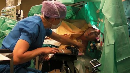 Il chante un air d'opéra alors que des neurochirurgiens pratiquent une opération à crâne ouvert