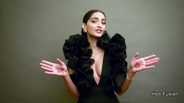 Sonam Kapoor Hot wardrobe malfunction