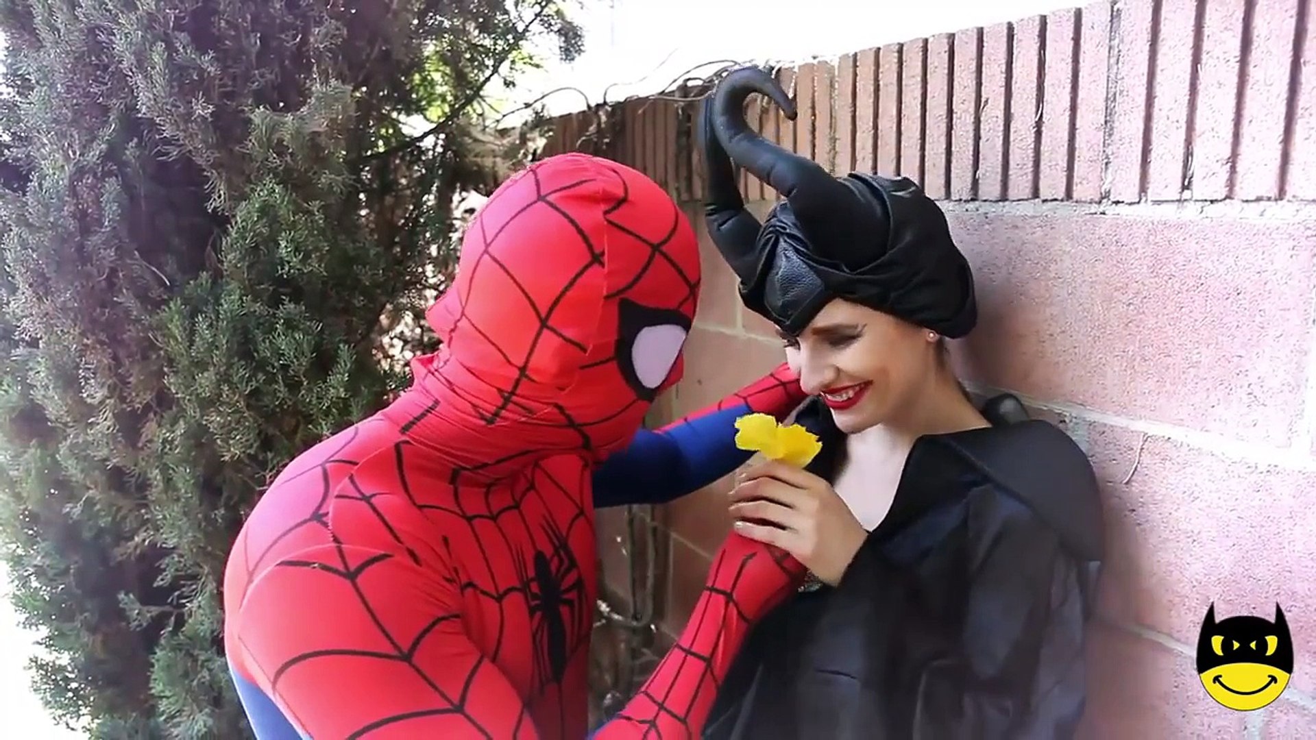 ⁣Joker Kissed рок-группа SpIDer Girl Superhero Fun Spiderman vs KISSES Maleficent! Frozen Elsa Baby B