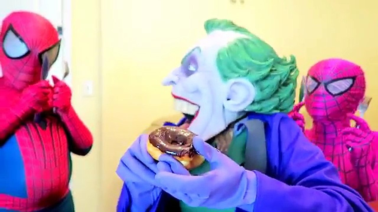 Spiderman vs Joker vs Frozen Elsa Pink Spidergirl GIANT Donut w Mermaid Nemo Fun Superhero