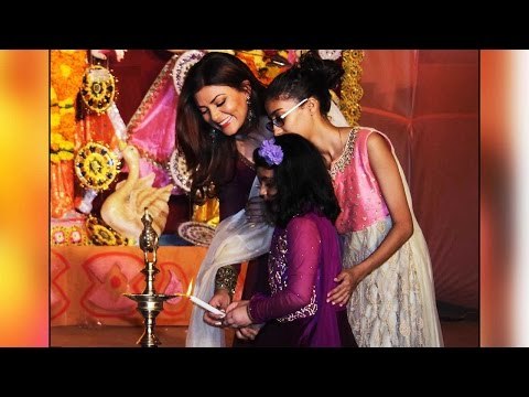 Sarbojanak Durga Pooja: Sushmita Sen offers prayer with her daughters; Watch Video | Boldsky