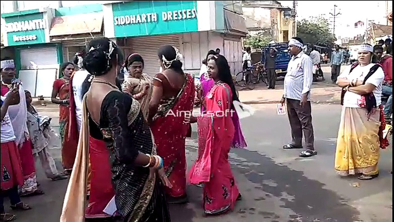 VERY FUNNY DANCE BY LADIES