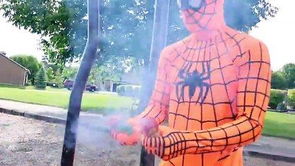 La Hiedra Venenosa Vs Naranja Spiderman En La Película De Superhéroes De La Vida Real!