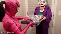 Джек Фрост и замороженные Эльза против пиццы шутки Джокера, Вт розовый Человек-паук, Человек-Паук в реальной жизни с