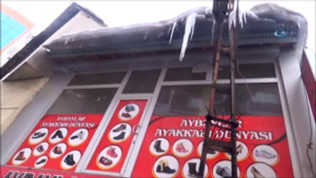 Binanın Çatısında Biriken Kar Yığını Çığ Gibi Yere Düştü