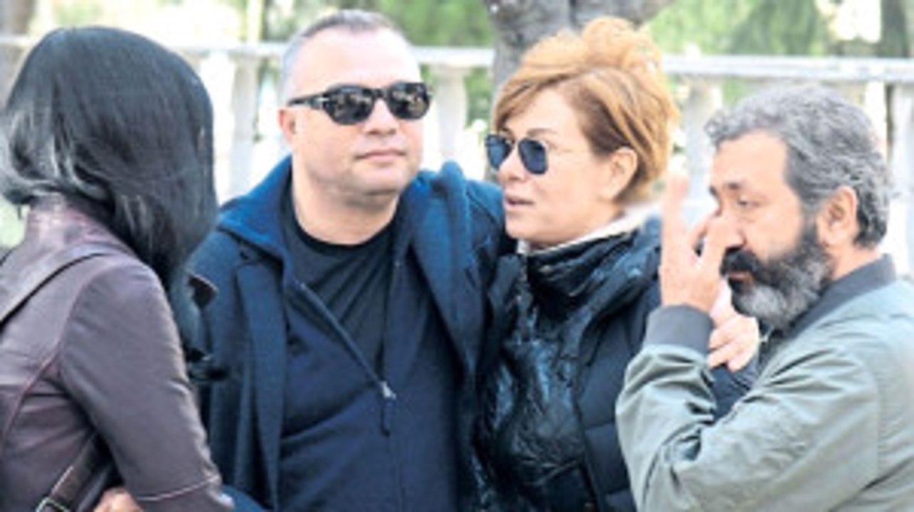 Güzel Oyuncu Zuhal Olcay, Annesini Kaybetti