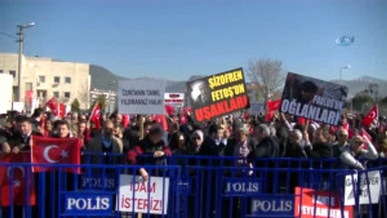 Vatandaşlardan Darbecilere Protesto