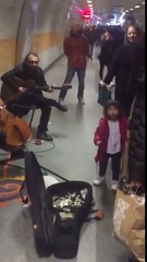 İstanbul Metrosunda bale yapan küçük kız