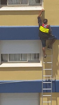 Magnifique sauvetage d'un chat coincé sur un balcon