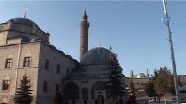 Harakani Türbesi Ziyaretçi Akınına Uğruyor