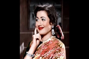 Nazrain jo Jhoom ke  Aayee Tujhe Choom Ke