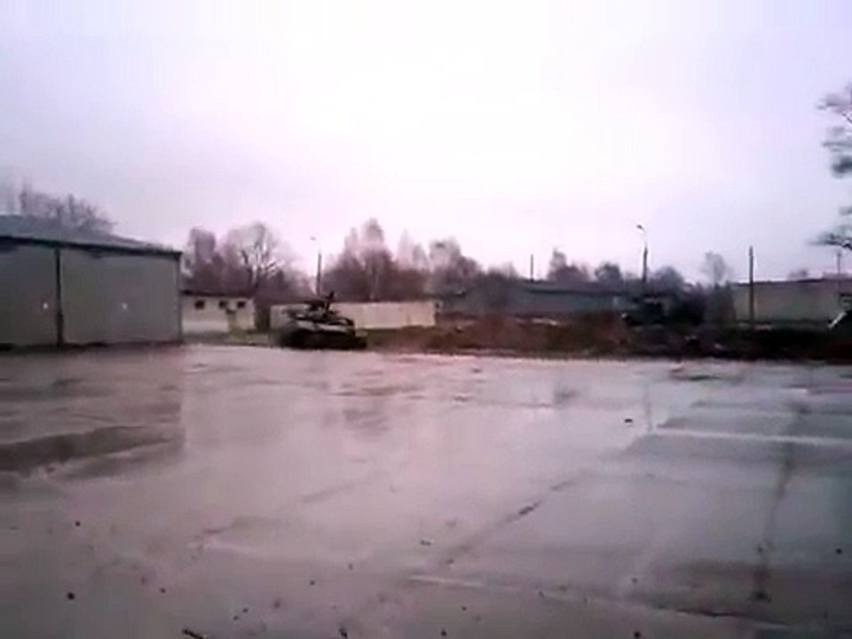 Des Russes driftent avec un tank T80-UD sur un parking.