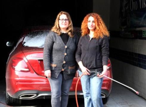 Oto Yıkama Dükkanı Açan Kadın Girişimciler Ellerinin Hamuruyla Araba Yıkıyor