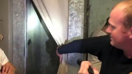 Visite d’une cellule complètement insalubre dans la prison du comté de Dent (États-Unis)