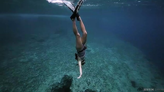 Dans ses aventures, elle découvre une grotte au fond de l’océan