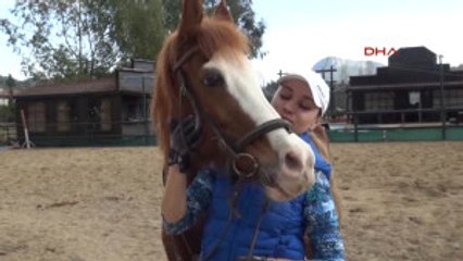 Antalya Kemer'e Tatile Gelen Yulia At Binerek Eğleniyor