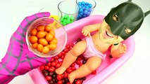 Mala Muñeca Bebé de Algodón de azúcar Aprender los Colores en la Hora del Baño w/ M&M Bolera gominolas en vez de los Colores de la Diversión