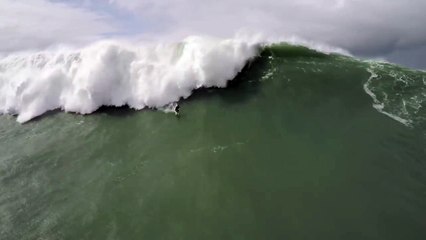 L'impressionnante course contre des vagues géantes