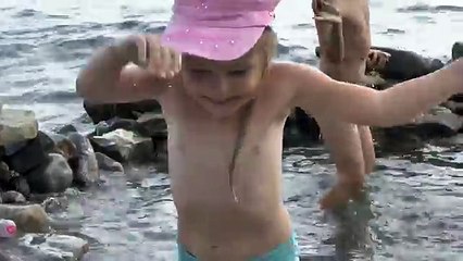 Скачать видео: VLOG Дети купаются на диком пляже Черное море new | Children bathe in the wild beach Sea