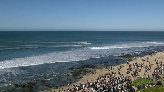 Un surfeur se fait attaquer par un requin en direct à la TV lors d'une compétition