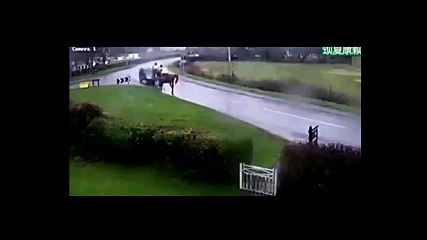 accident - Deux cavaliers sont fauchés par une voiture dans un virage