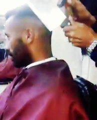 Ce coiffeur a une façon assez particulière de couper les cheveux de ses clients. Du jamais vu !