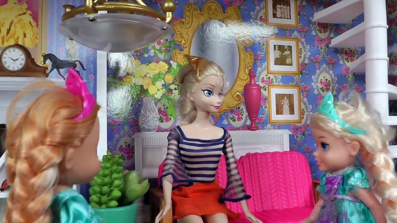 WASHER ! Laundry - Elsa & Anna toddlers - Dirty Dress - Accident - Foam - Mess - Soap - Playing-BzRaEaUqumE