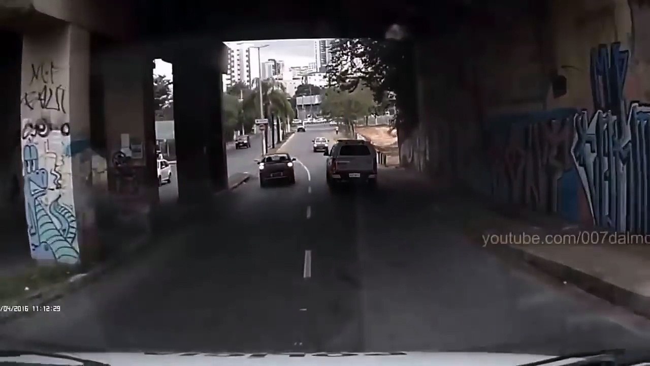 ACIDENTE INCRÍVEL   Perseguição Policial fuga de moto!