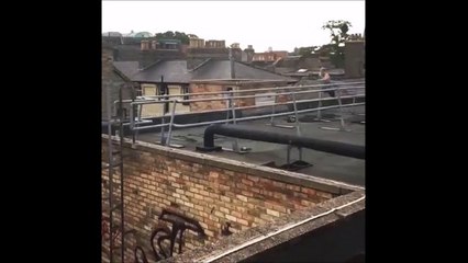 Un saut de parkour incroyable et très risqué