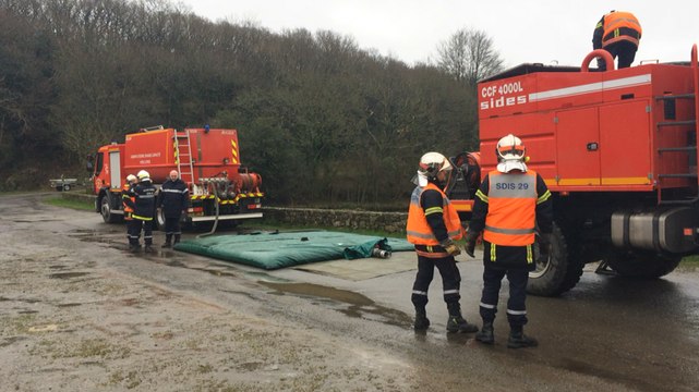 Des pompiers volontaires s'exercent sur des engins à pompe