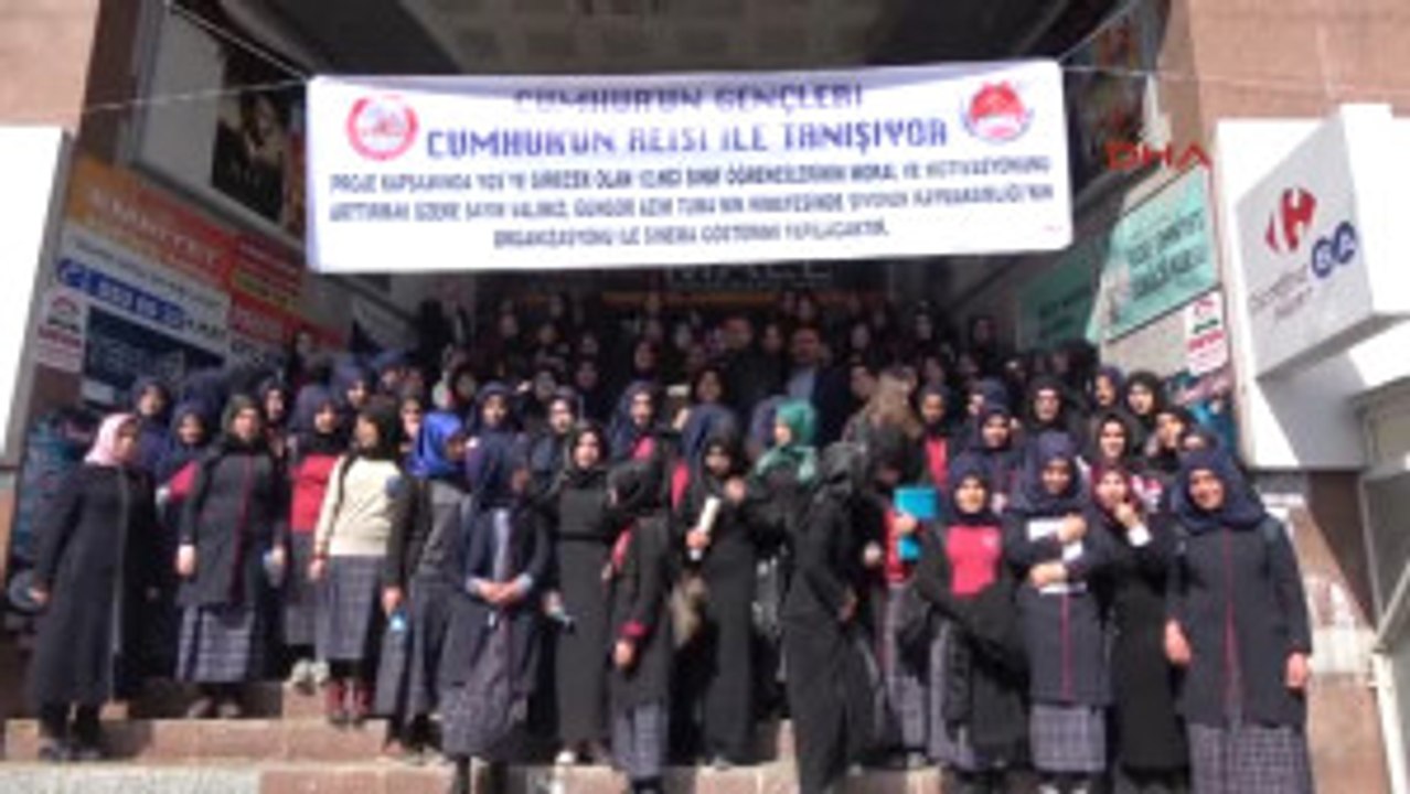 Şanlıurfa Vali Tuna, Öğrencilerle Film Izledi